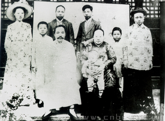 1913年，茅以升先生在南京與家人合影（后排右一為茅以升）