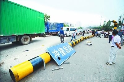 貨車上線撞高架