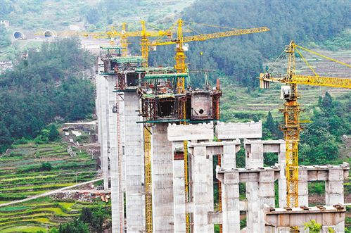 4月10日,正在建設(shè)中的豐都至忠縣高速公路豐都段控制性工程—石梁子特大橋。該大橋2012年開工,目前總體工程已完成過半。預(yù)計明年中期,豐忠高速路將建成投用。