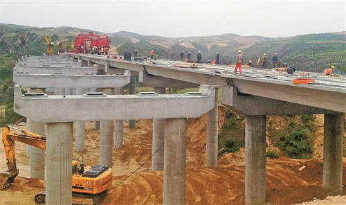 6月9日，神米佳高速公路神佳段禿尾河特大橋建設現(xiàn)常