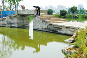 歷經(jīng)半年多，金價古橋已落戶新家，搬到了附近的漁金公園。寧波近年來遷建了多座古橋，包括張斌橋、古洞橋、五龍橋等。記者 龔國榮