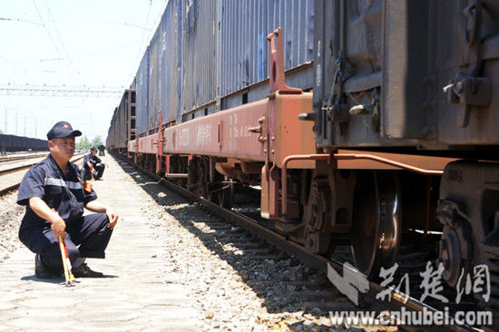 列車到達(dá)作業(yè)場，檢車員們按規(guī)定接車，觀察列車進(jìn)站時運(yùn)行狀態(tài)